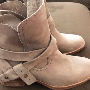 Uggs Womens Ankle Booties Shoes boots tan beige